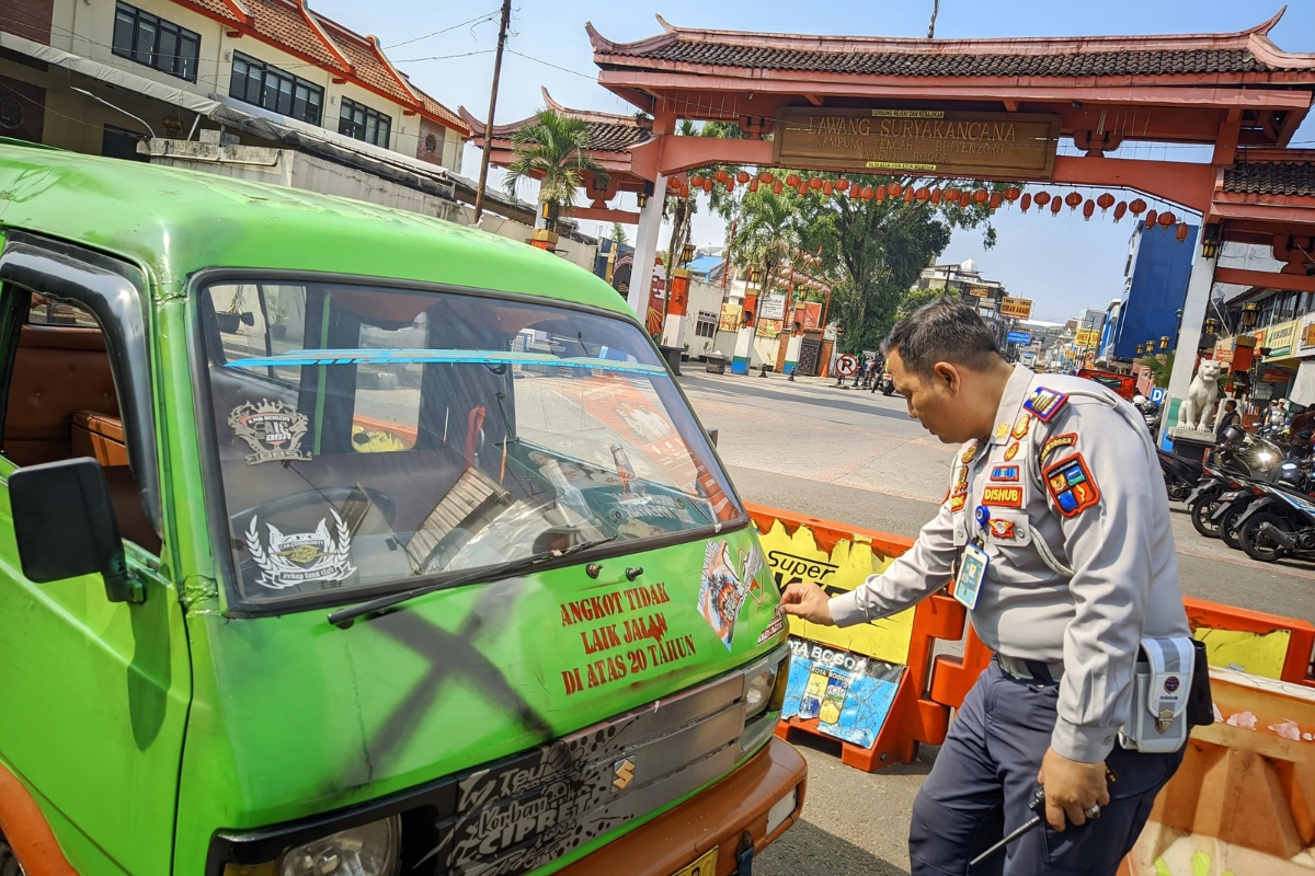 Razia Angkot Tua di Bogor, Kendaraan Tak Laik Jalan Disilang HitamRazia Angkot Tua di Bogor, Kendaraan Tak Laik Jalan Disilang Hitam