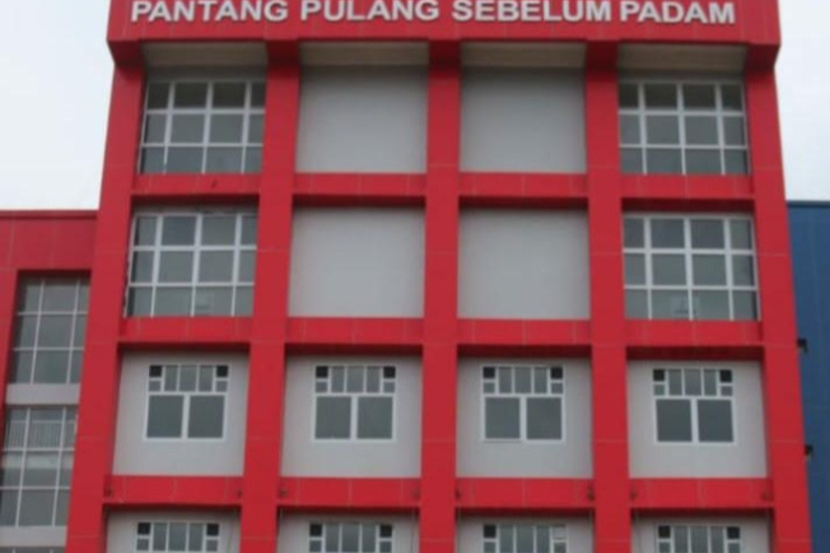 Cepat Tanggap, Sudin Gulkarmat Jaktim Evakuasi Mobil Terkunci di Ciracas