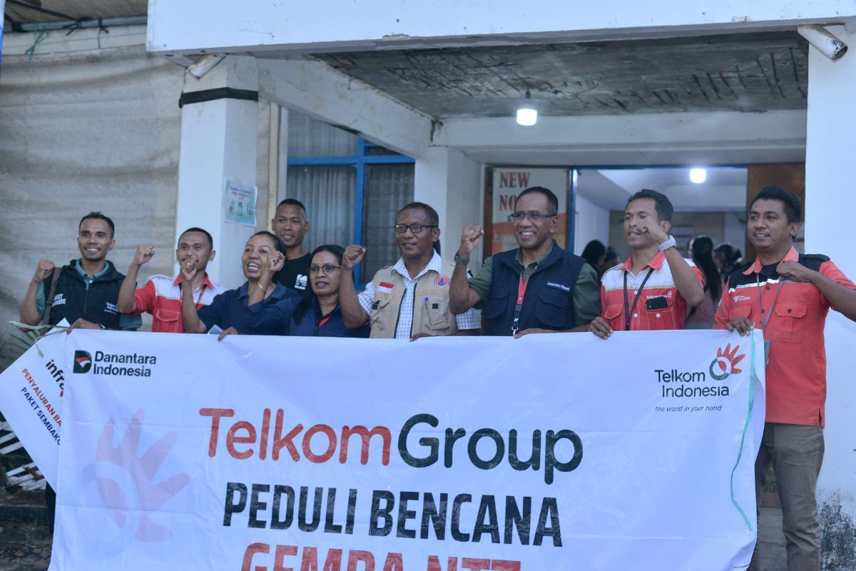 TelkomGroup Bersama Mitra Bantu Masyarakat Terdampak Gempa NTT
