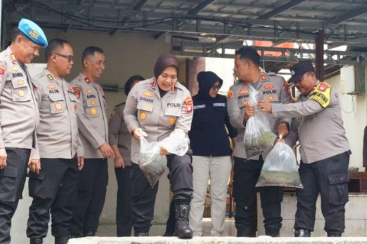 Sokong Program Gizi, Polres Bekasi Sebar 10.000 Benih Lele