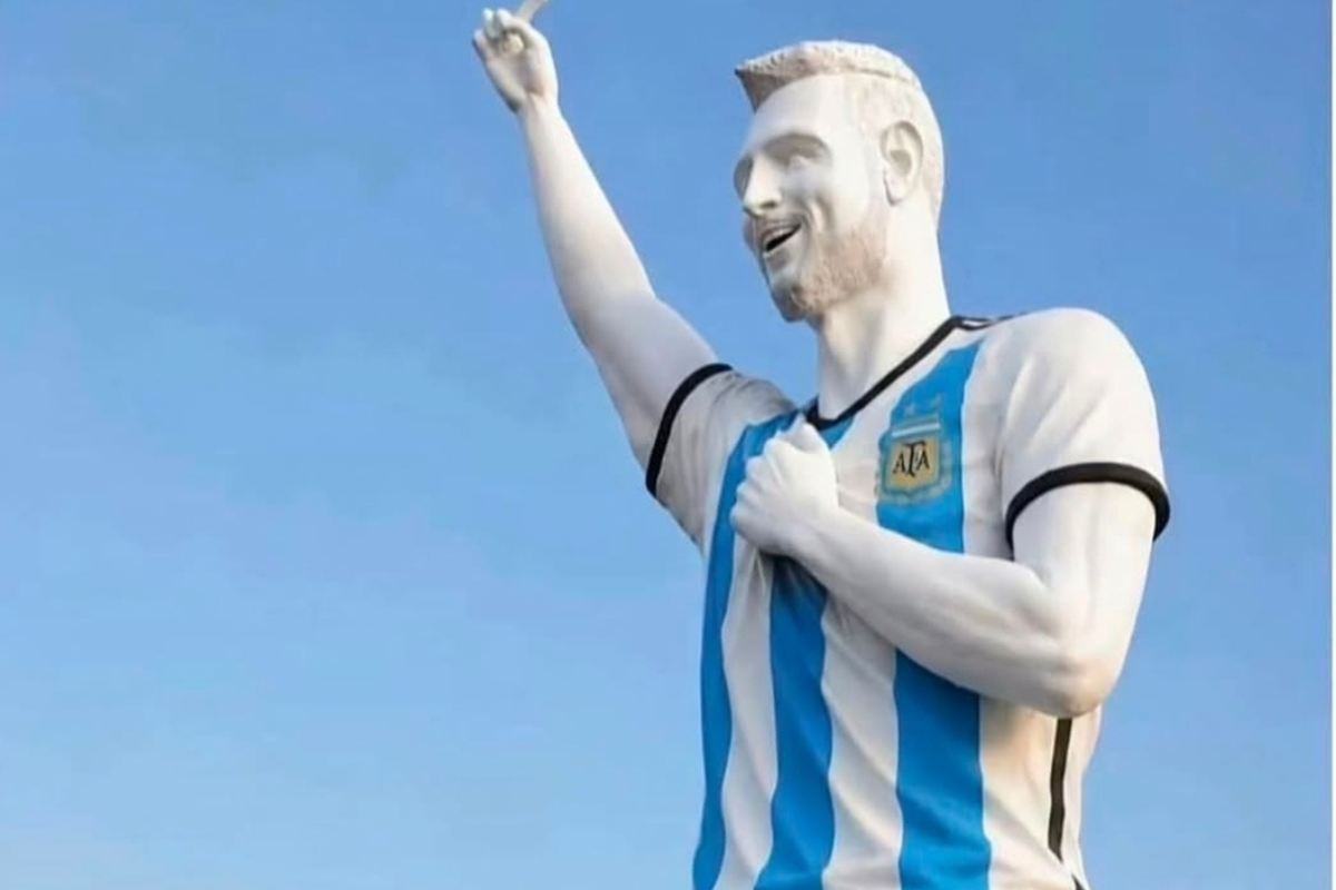 Argentina Resmikan Patung Raksasa Lionel Messi Seberat 70 Ton