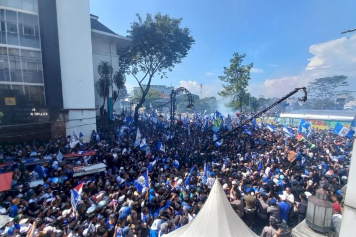 Ratusan Ribu Bobotoh Birukan Bandung, Rayakan Hattrick Juara Persib