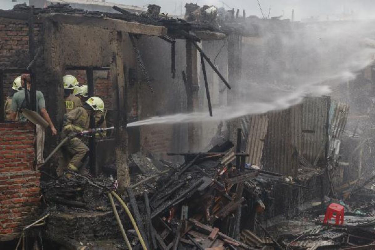 Kebakaran di Tambora Hanguskan Puluhan Rumah, Polisi Pasang Garis