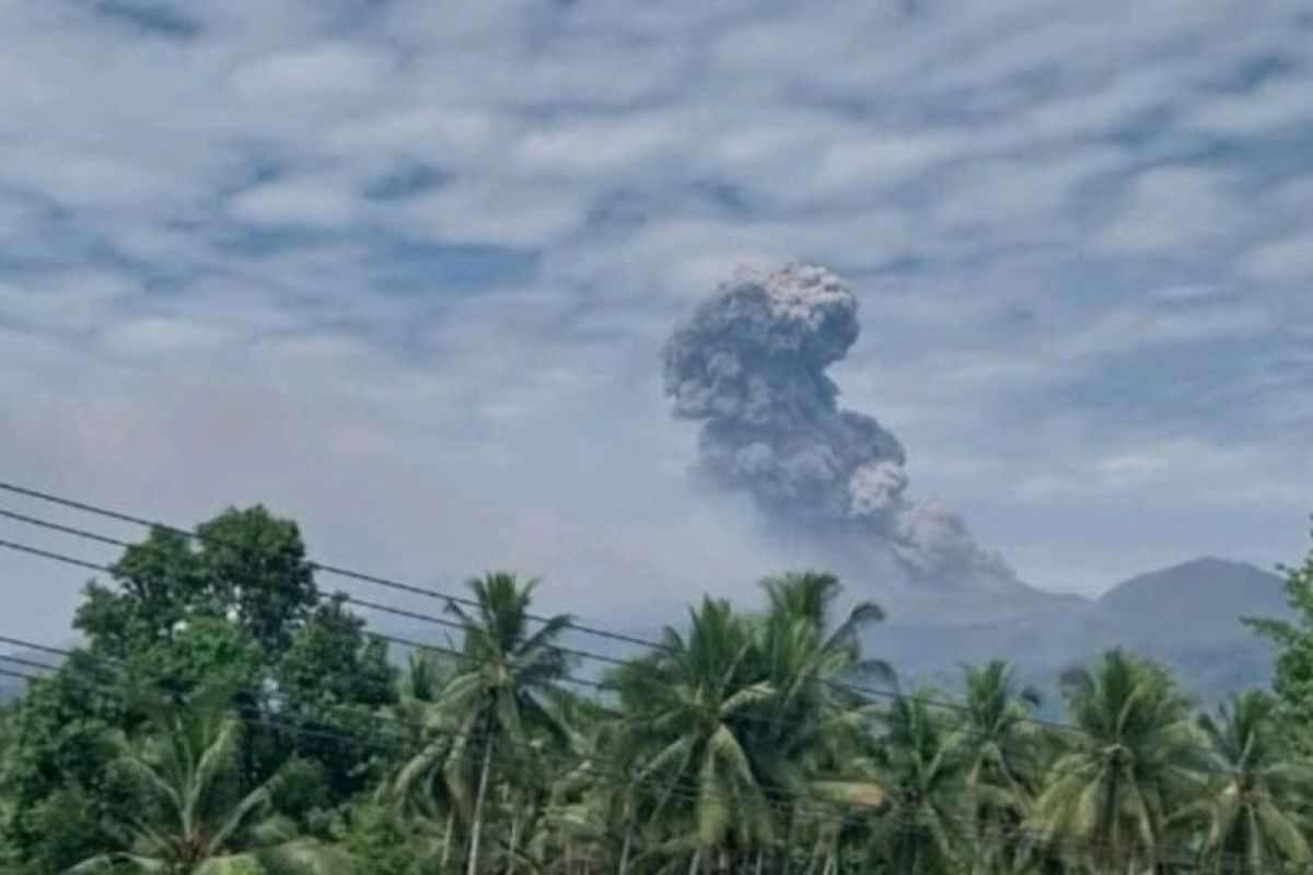 Gunung Dukono Erupsi Dua Kali Pagi Ini, Kolom Abu Capai 2,7 KM