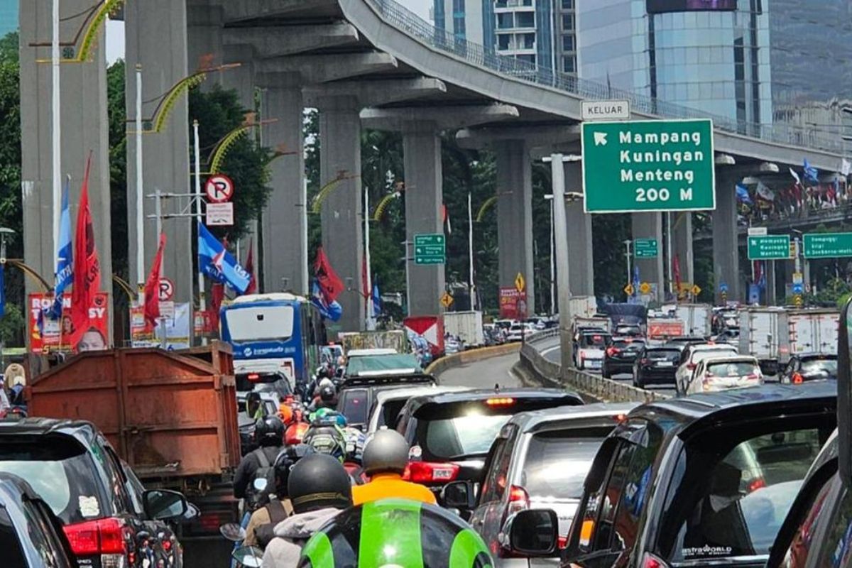 Bus Mogok di Depan Halte Cawang Cikoko, Lalin Gatot Subroto Macet