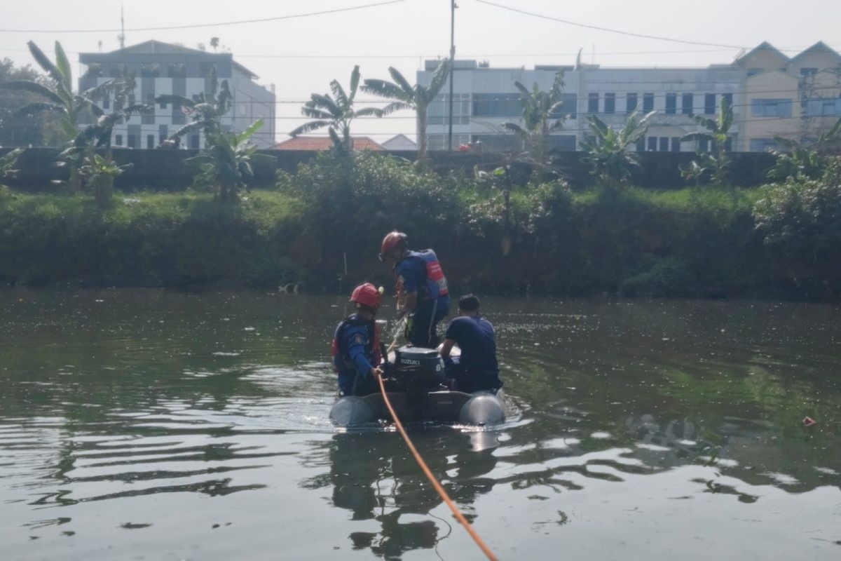 Diduga Menceburkan Diri, Pemuda di Ciliwung Masih Dicari