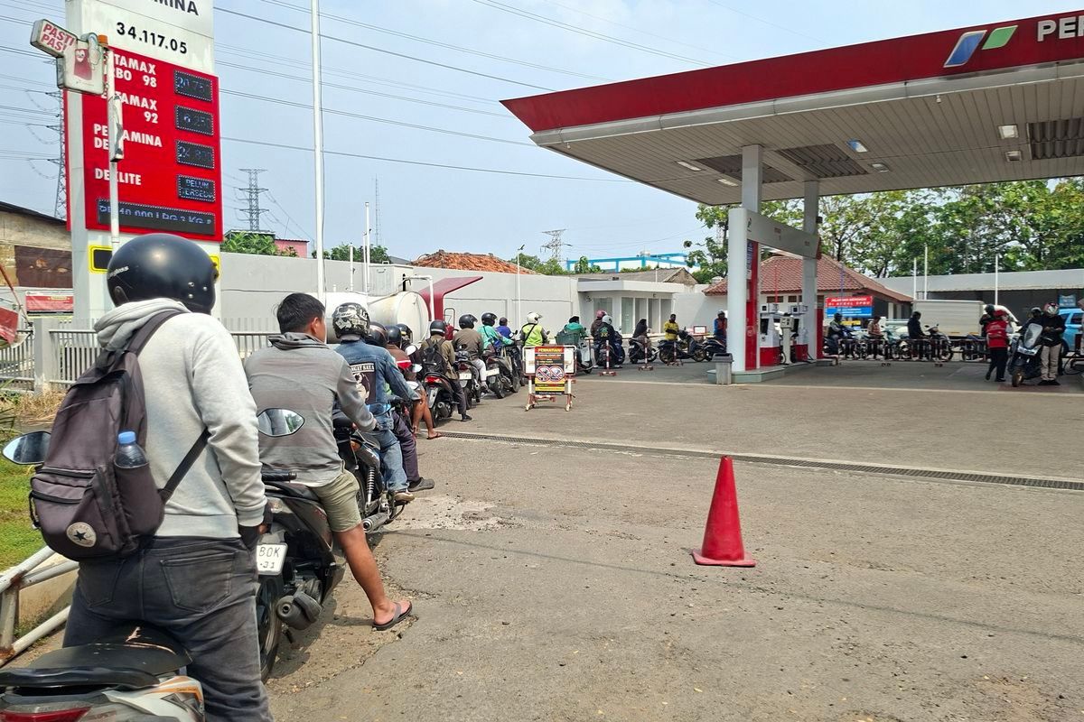 Harga Pertamax Mahal, Antrean Pertalite Sukabumi Membeludak