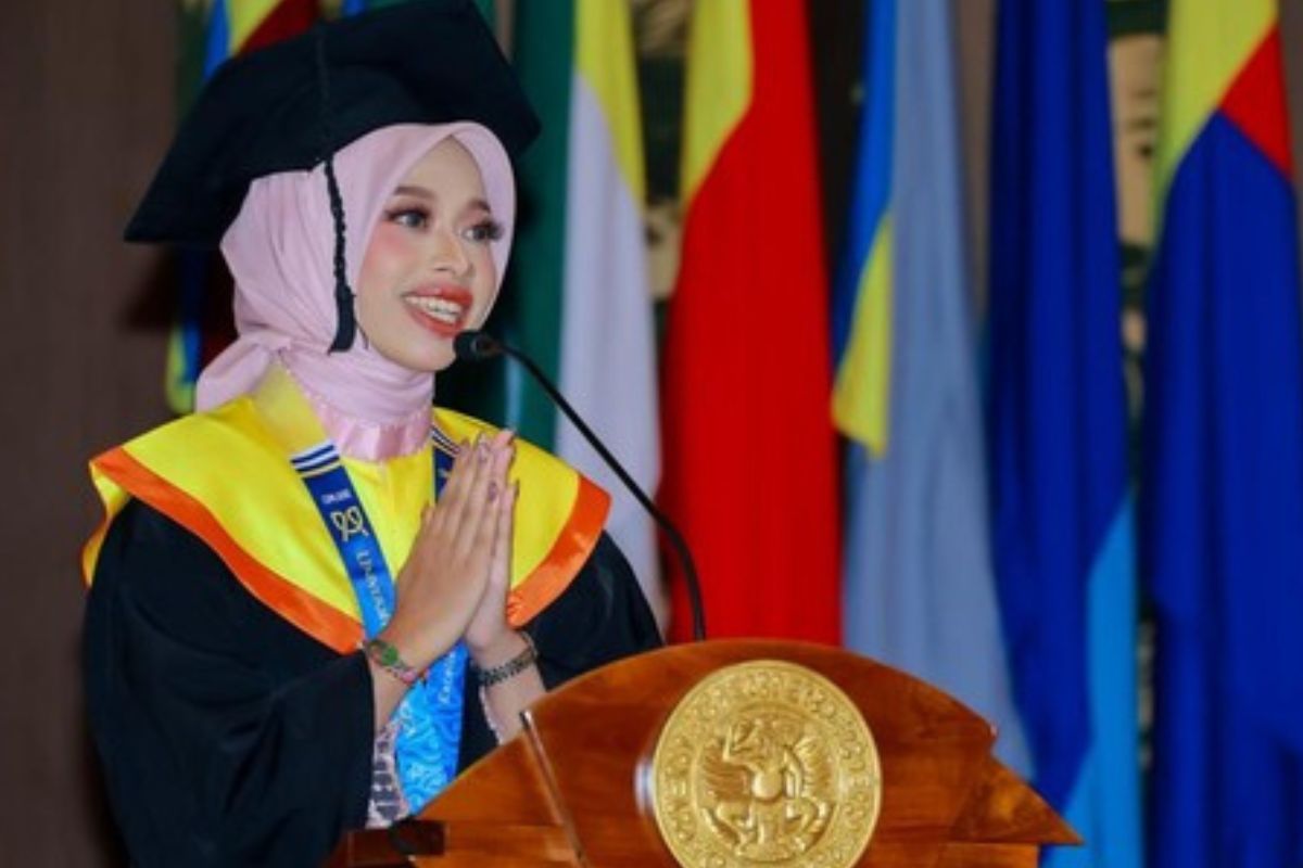 Kisah Devi, Yatim Piatu Jadi Wisudawan Terbaik Unair & Raih Beasiswa S2