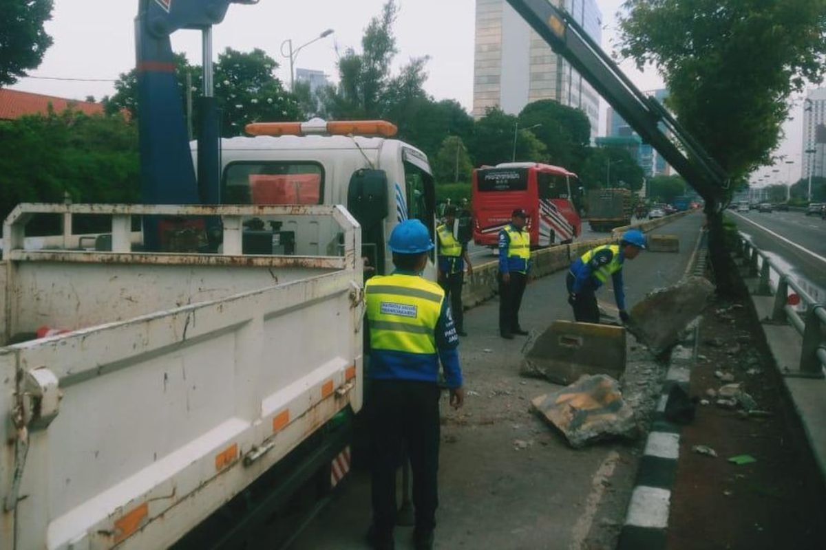 Truk Tabrak Separator Busway di Slipi, Lalin Menuju Tomang Tersendat