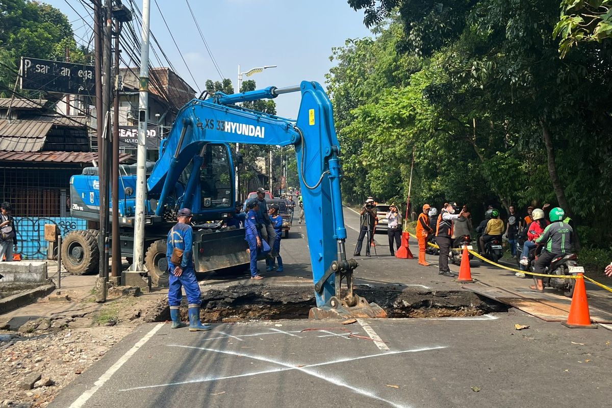 10 Fakta Jalan Amblas di Lenteng Agung yang Picu Macet Parah
