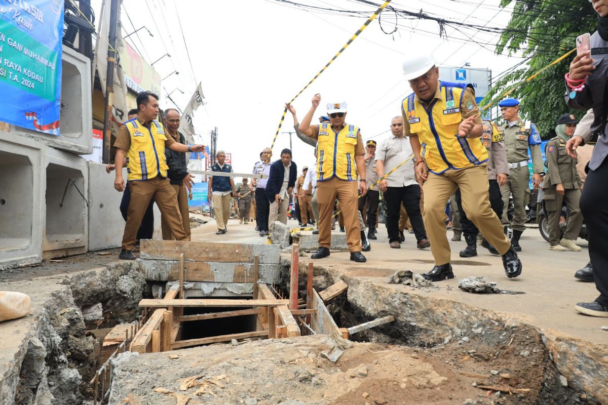Ada Proyek Drainase, Jalan Raya Mustikajaya Bekasi Ditutup Sebagian