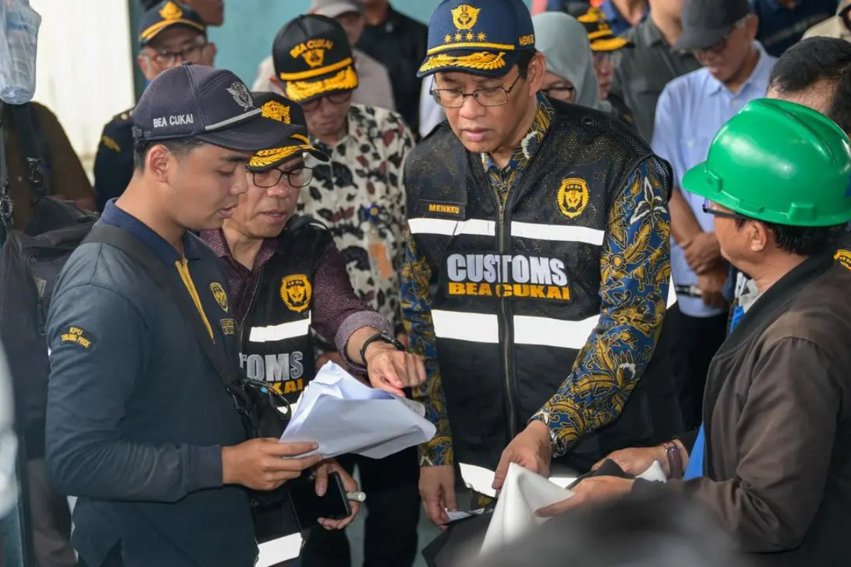 Purbaya Cek Langsung 3.100 Kontainer Menumpuk di Tanjung Priok