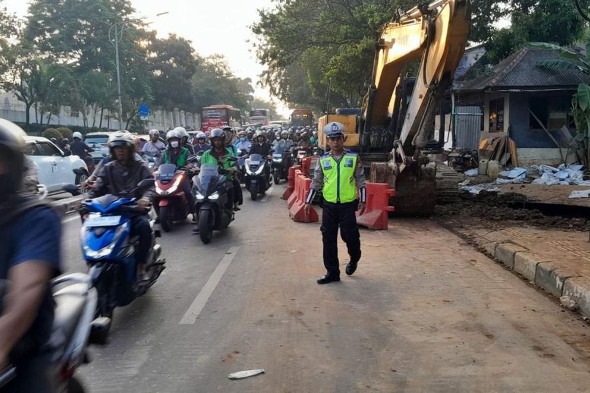Proyek Galian PDAM Bikin Jalan TB Simatupang Jaksel Macet Parah