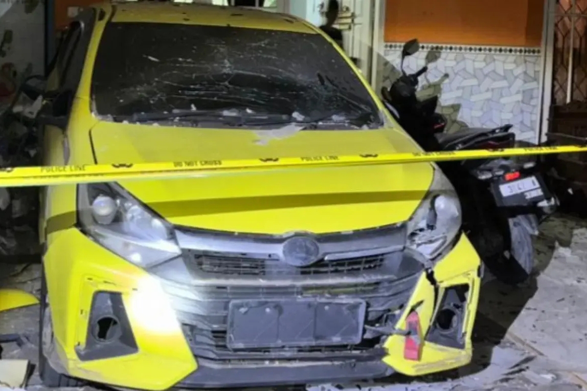 Rumah Debt Collector di Probolinggo Dibom Bondet, Mobil Hancur