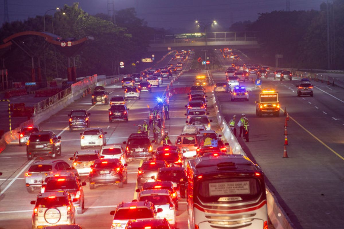 Pantauan Lalu Lintas Tol Menuju Jakarta: Sejumlah Titik Padat