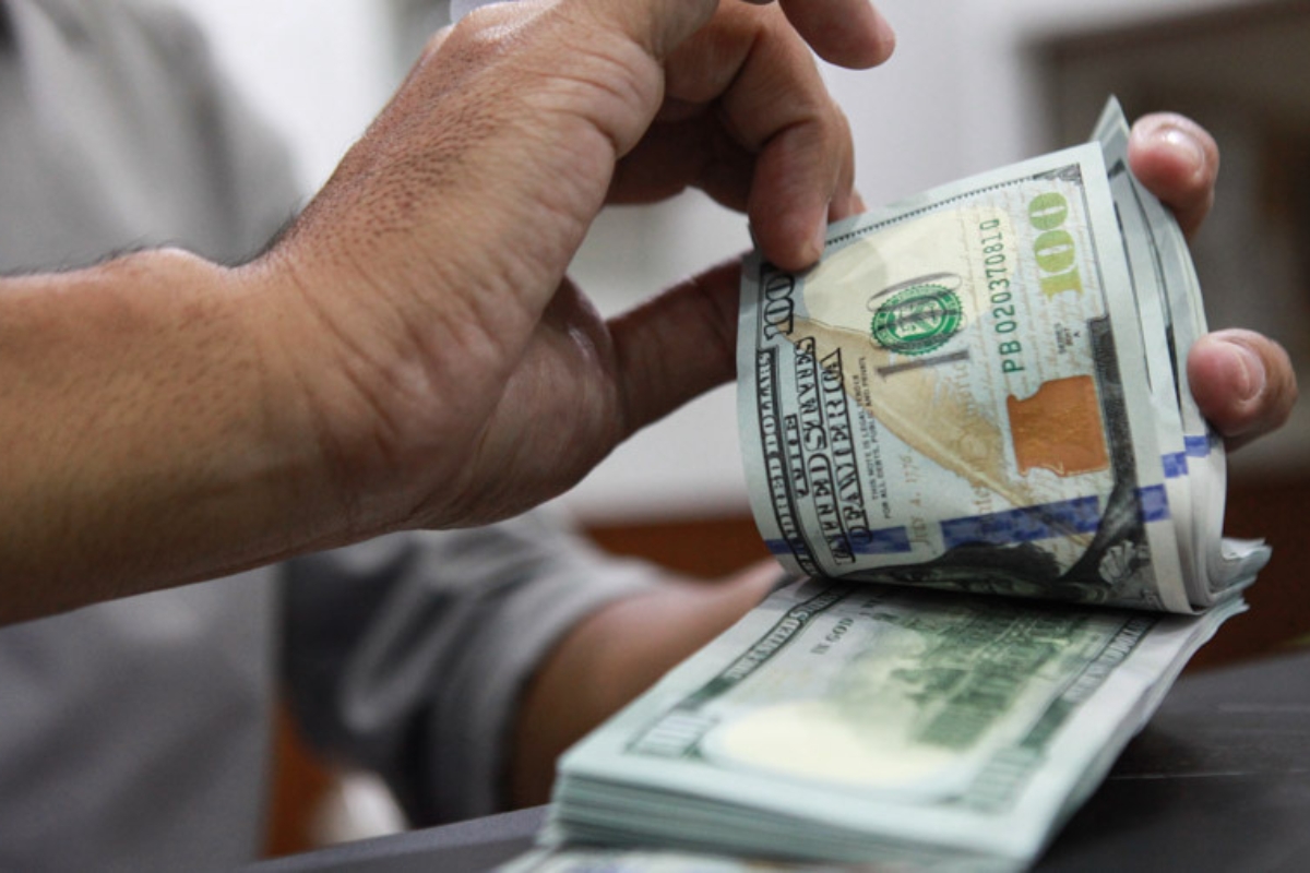 Dolar Sentuh Rp 18.000, Warga Cirebon Ramai-ramai Jual Valas