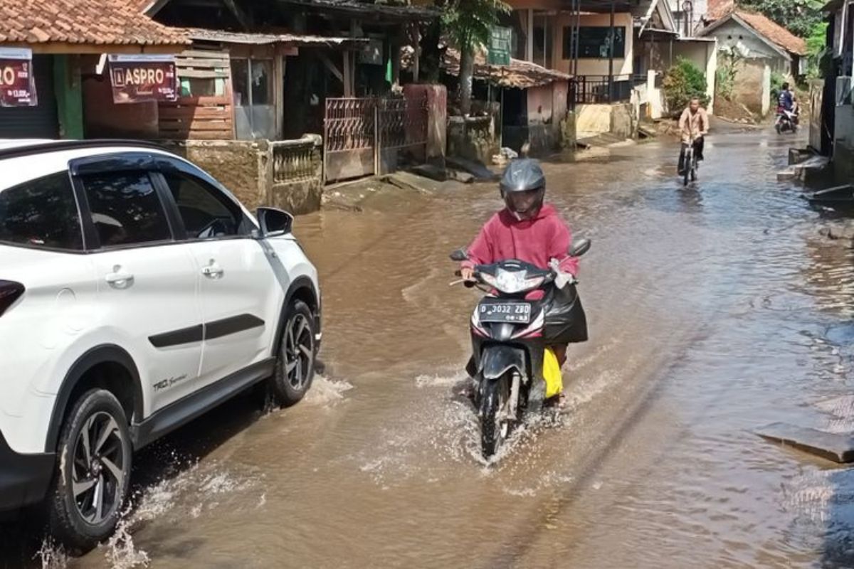 Jalanan Baleendah Banjir Parah, Pengendara Motor Mogok massal