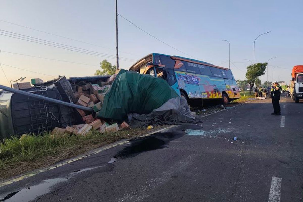 Kecelakaan Maut 5 Kendaraan di Akses Suramadu Picu Kemacetan