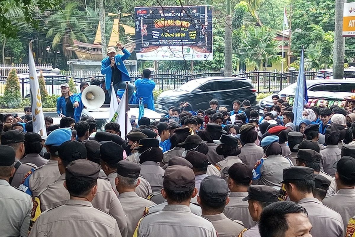 Mahasiswa UIR Demo DPRD Riau, Kritik Program Makan Bergizi Gratis