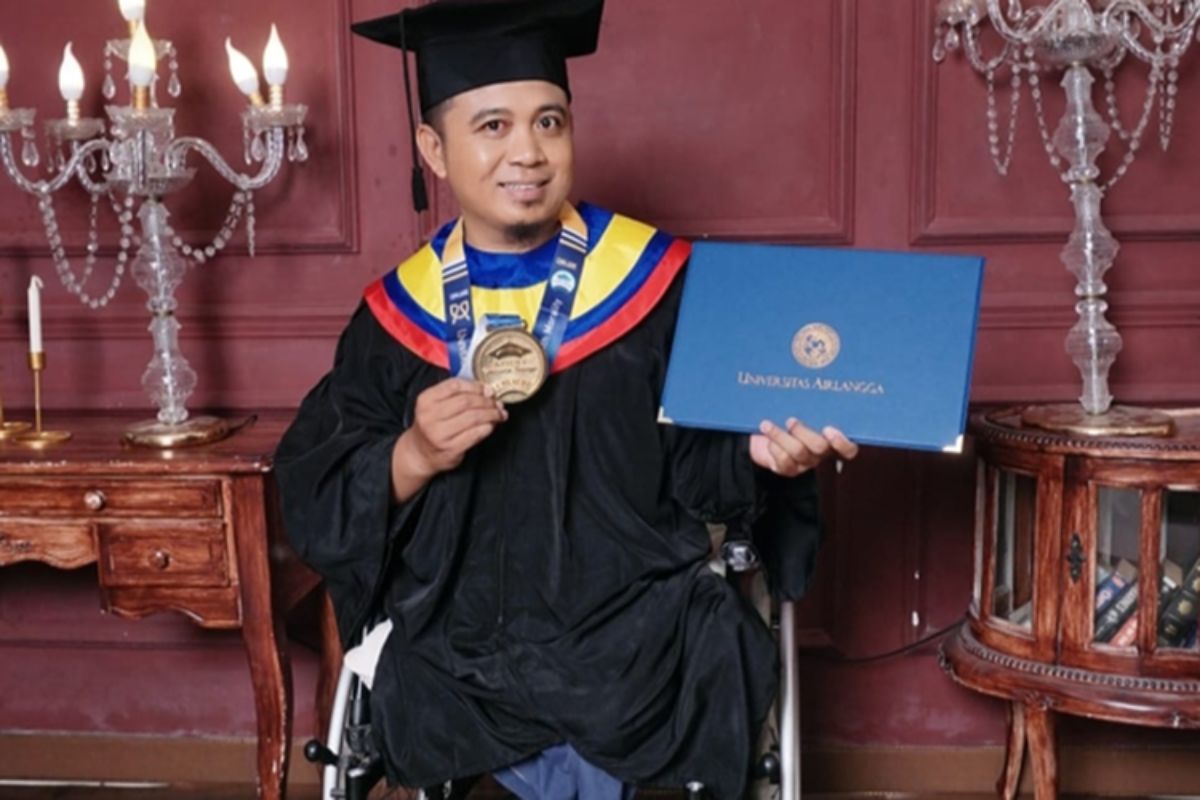 Lulus S3 Unair IPK 4.00, Rozi Buktikan Disabilitas Bisa Berprestasi