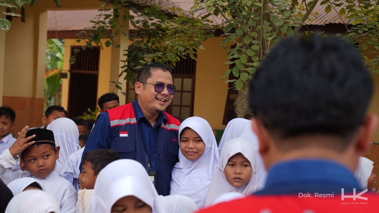 HUT ke 65 Hutama Karya Hadirkan Bantuan Pendidikan bagi Anak Terdampak Banjir di Aceh Tamiang