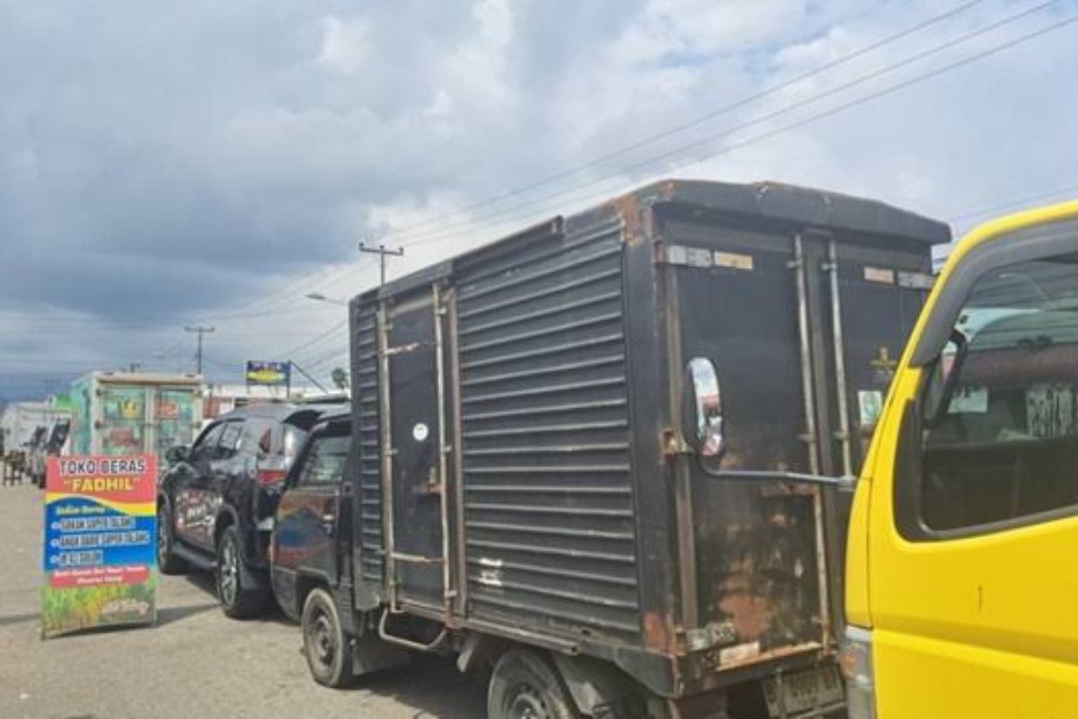 BBM Sumbar Langka, Mobil Tangki Terjebak Macet Parah Berjam-jam