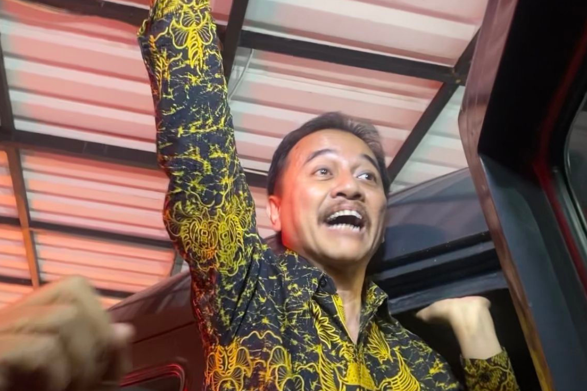 Roy Suryo Tolak Pakai Rompi Oranye Saat Dibawa ke Kejari Jaksel