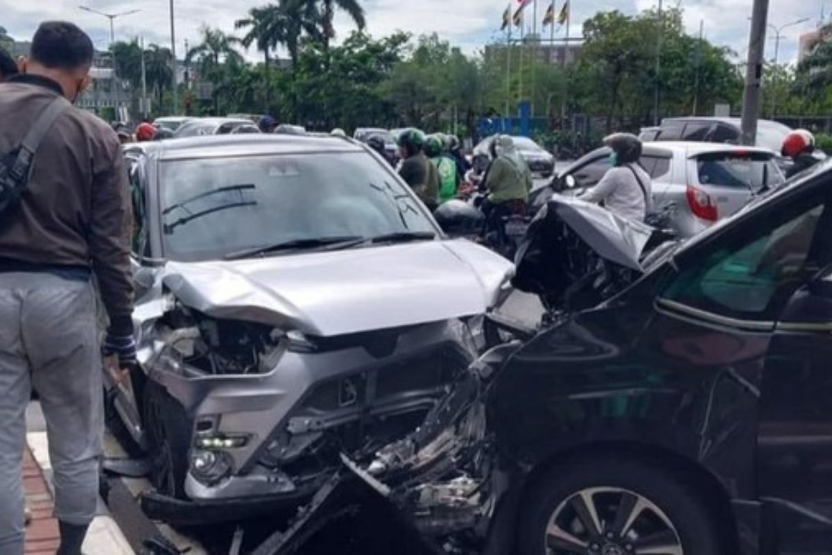 Kecelakaan Sedan di Kebayoran Lama Bikin Lalin Pondok Indah Padat