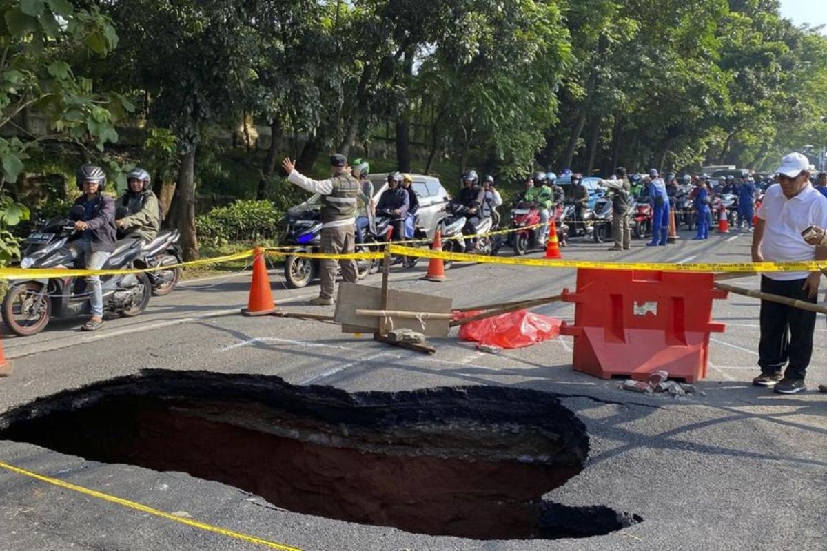 Aspal Lenteng Agung Amblas 3 Meter, Arus Lalin Macet dari Pasar Minggu