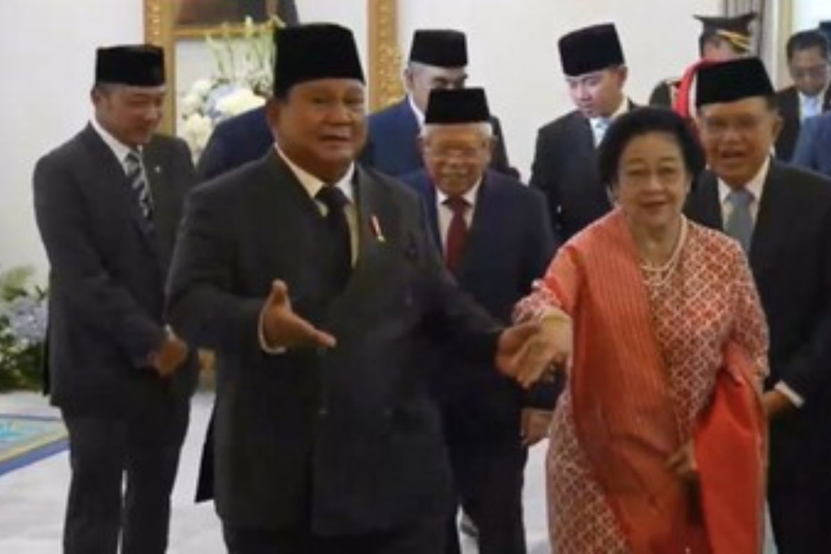 Momen Manis Prabowo Gandeng Tangan Megawati Usai Upacara Pancasila