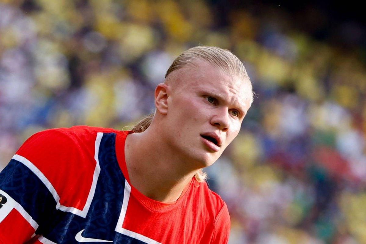 Ditanya Cara Hentikan Erling Haaland, Morgan Rogers Malah Tertawa Lepas