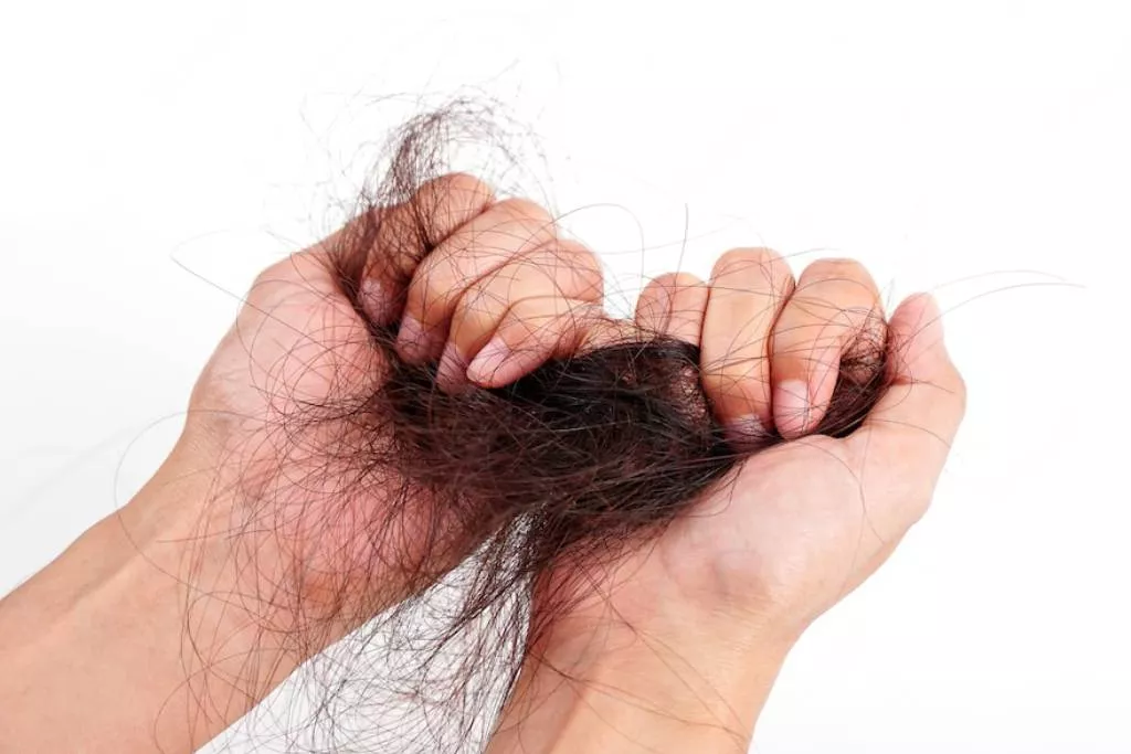 Panduan Lengkap: Tips Mengatasi Rambut Rontok Berlebih hingga ke Akarnya