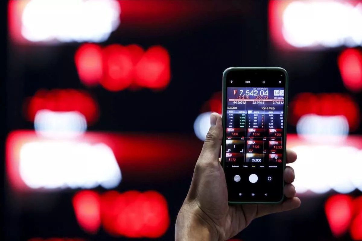 IHSG Turun ke Rp 7.162, EMTK dan SMGR Jadi Top Losers Pagi Ini