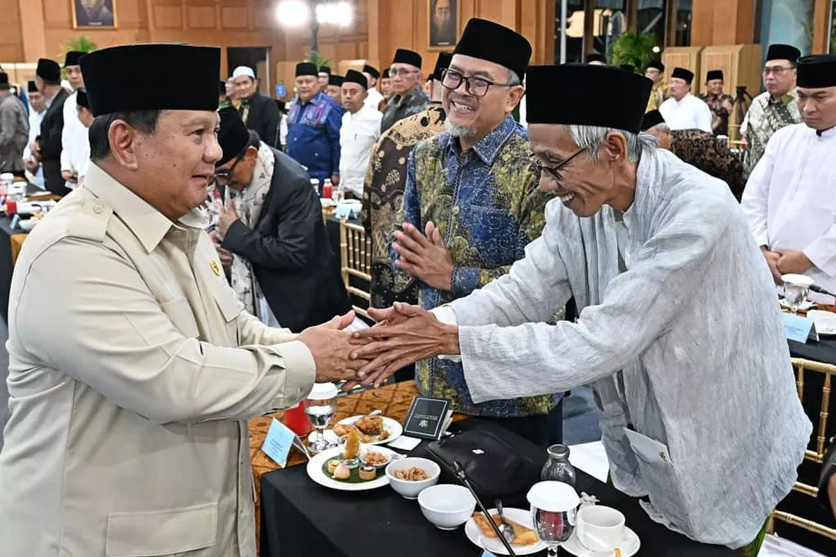 Momen Prabowo Cium Mushaf Al-Qur'an Hadiah Pimpinan Ponpes Gontor