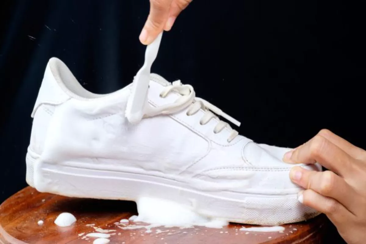 Simak Cara Membersihkan Sepatu Putih yang Menguning Agar Kembali