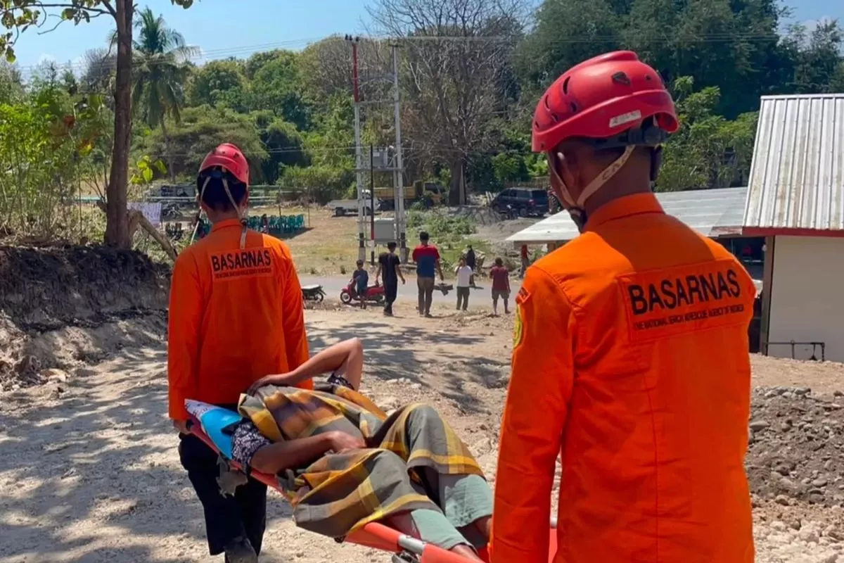 Helikopter Basarnas Angkut 7 Korban Luka Berat Gempa NTT ke Rumah Sakit