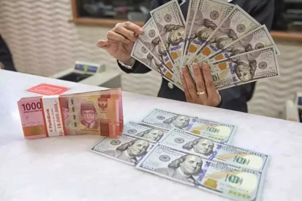 Rupiah Hari ini Berpotensi Melemah Menuju Kisaran Rp17.600 per Dolar