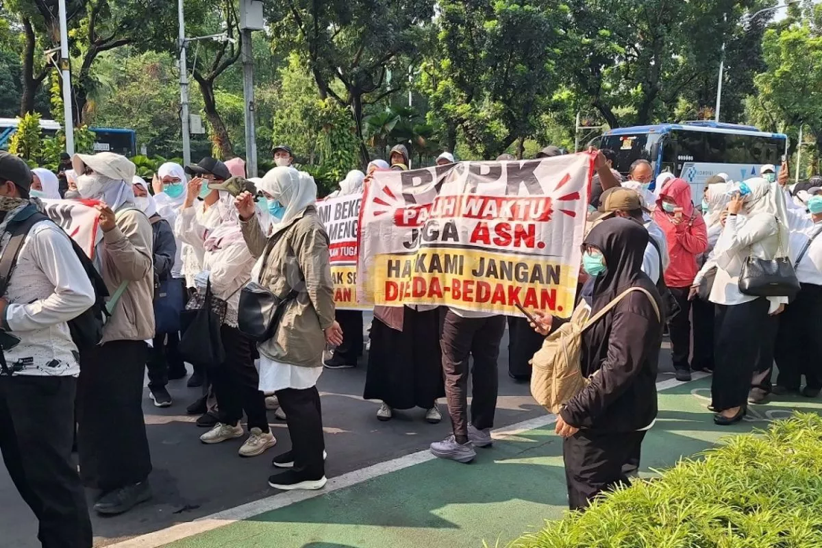 PPPK Dinkes DKI Gelar Unjuk Rasa di Balai Kota Tuntut Gaji 13