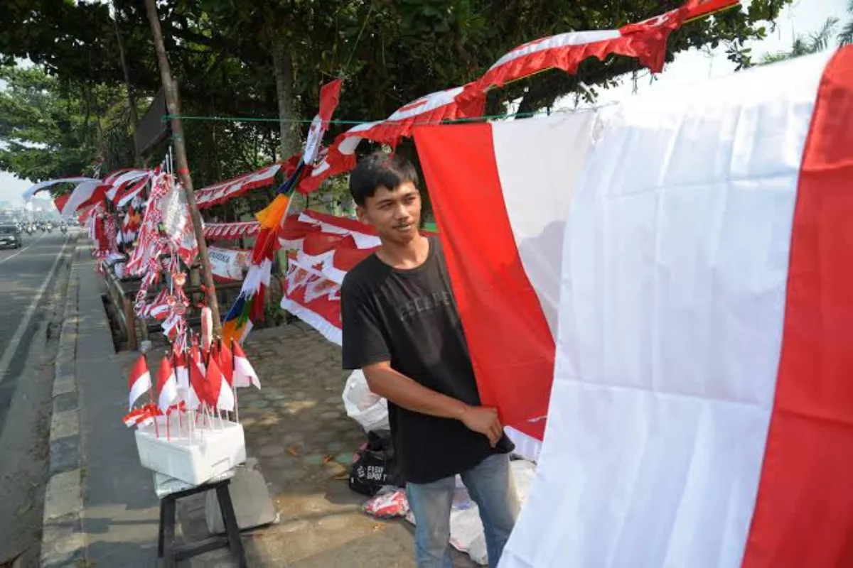 Pedagang Bendera Mulai Ramaikan Jakarta Sambut Hari Kemerdekaan RI Ini