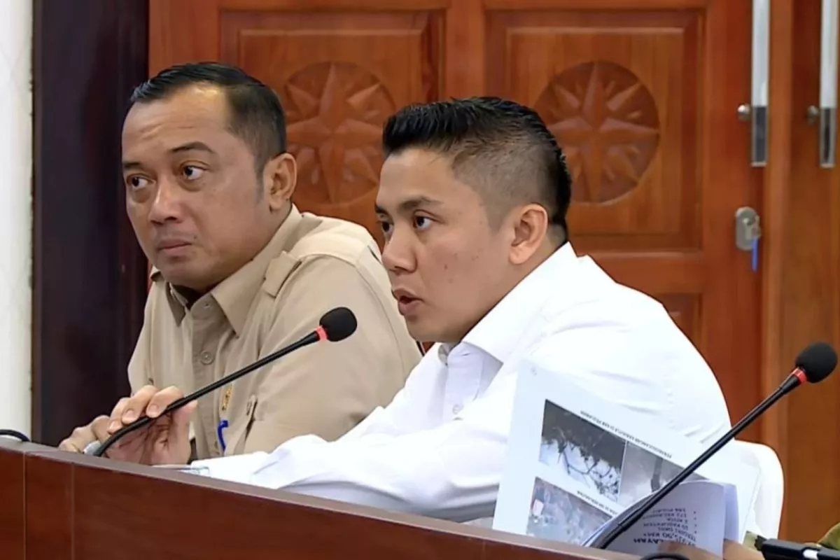 Seskab Teddy Buka Rapat Penanganan Karhutla Sumatera Dipimpin Prabowo