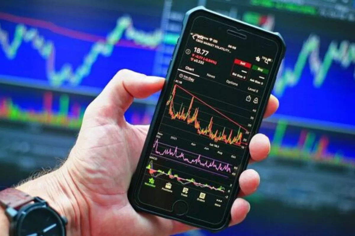 IHSG Ditutup Menguat di Tengah Sikap Wait and See Kebijakan Suku Bunga BI