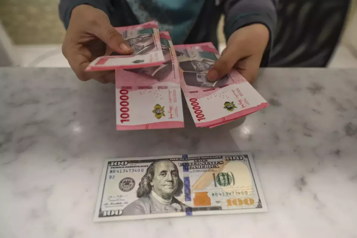 Rupiah Hari Ini Diproyeksikan Melemah ke Kisaran Rp17.600 hingga Rp17.750