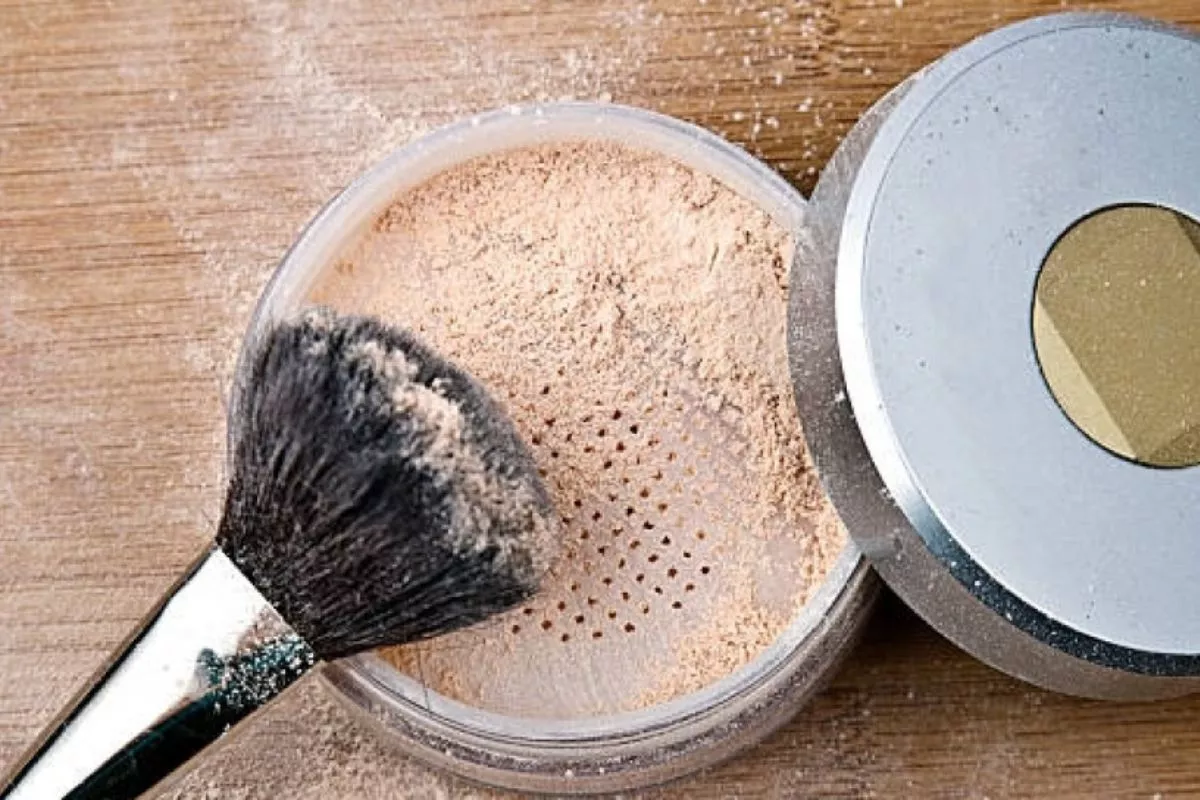 5 Bedak Tabur Lokal Terbaik untuk Kulit Berminyak, Bebas Kilap!
