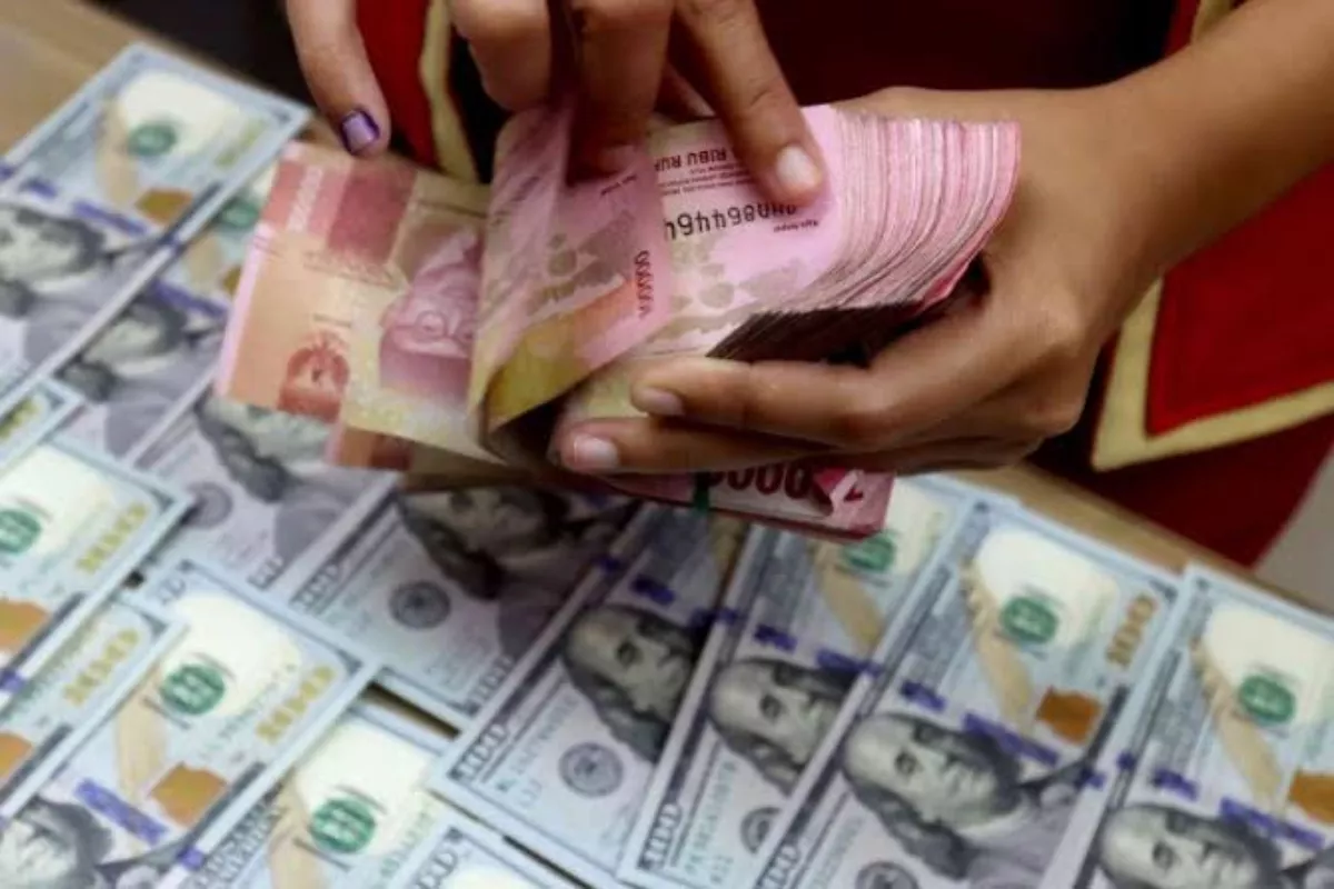 Rupiah Melemah di Awal Sesi, Dolar AS Bergerak Naik Menyentuh Rp17.875