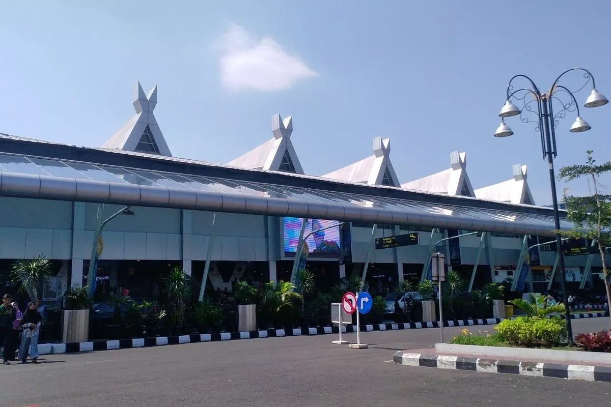 Penerbangan di Bandara Husein Bandung Dibuka Lagi Pascaabu Vulkanik