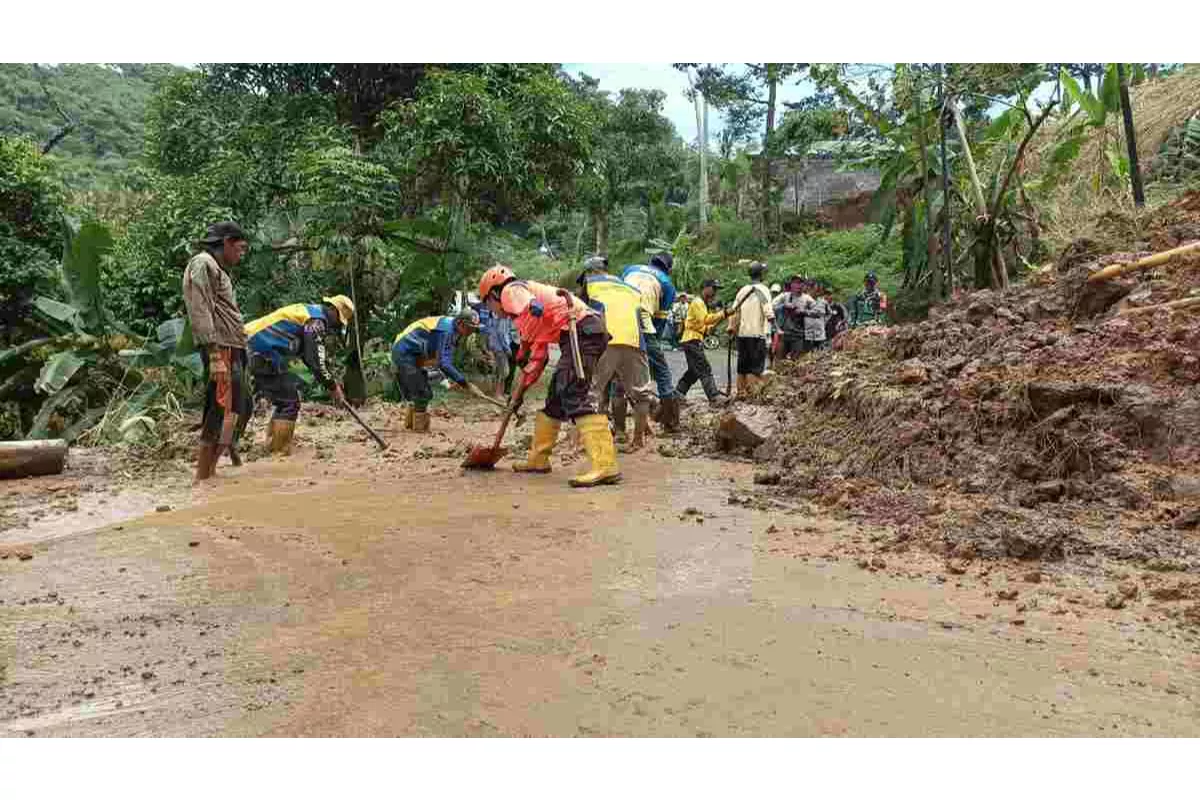 Petugas Gabungan Evakuasi Material Longsor di Jalur Wisata Citengah-Cisoka Sumedang pada 17 April 2026