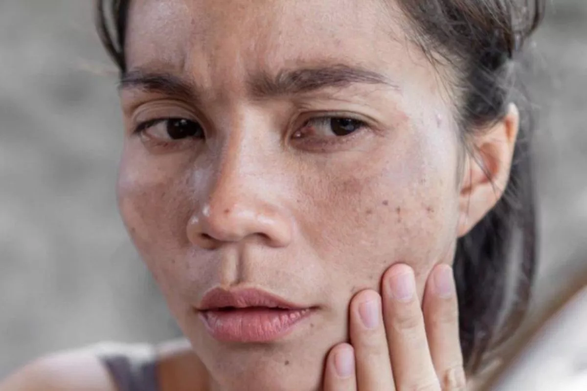 Langkah Aman Membersihkan Makeup pada Wajah Terpapar Abu Vulkanik