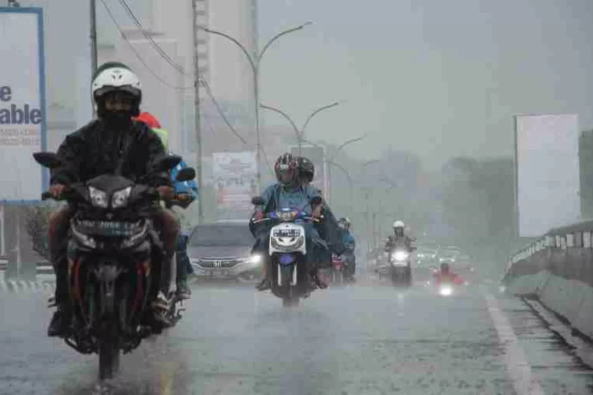 BMKG Prakirakan Seluruh Wilayah Jakarta Diguyur Hujan Minggu Malam