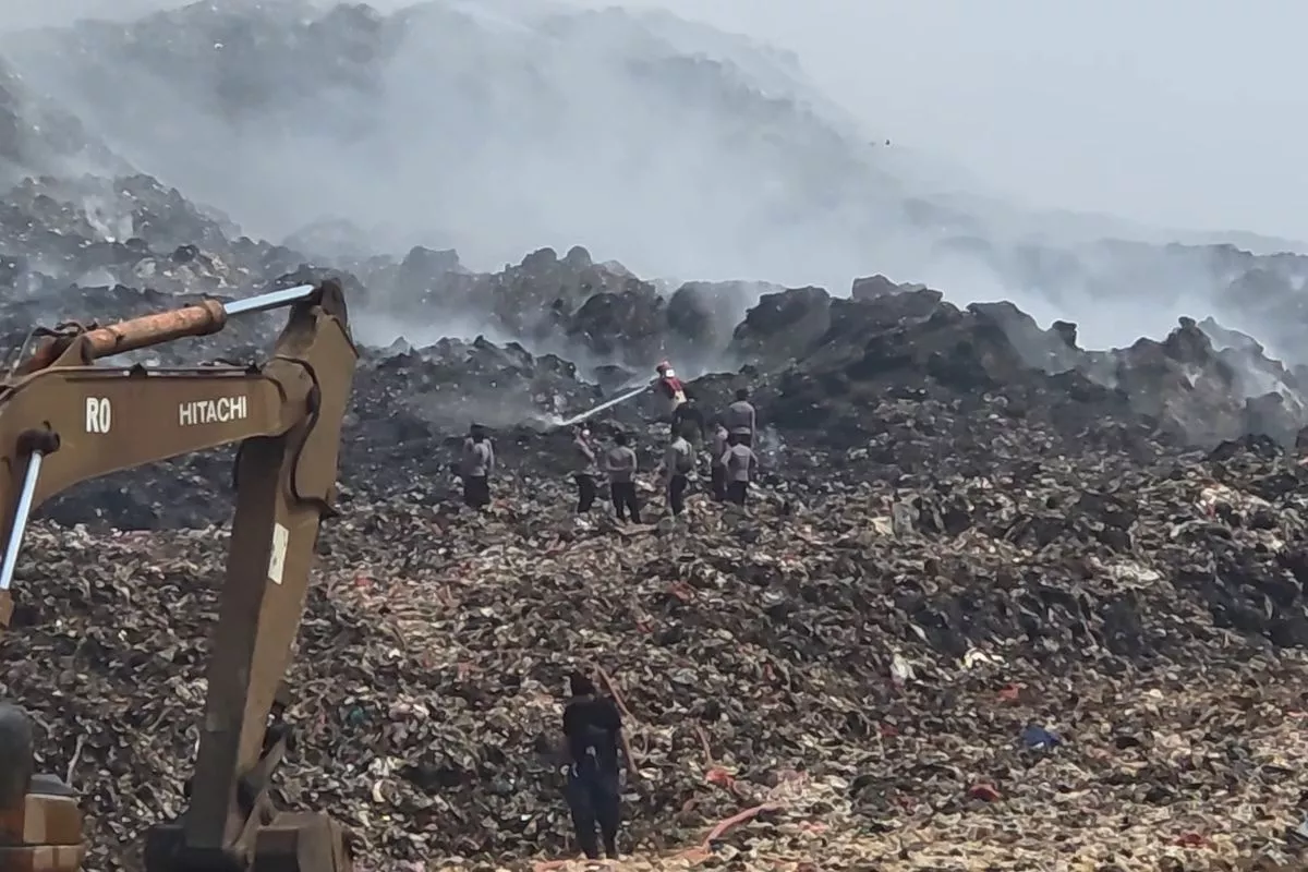Kebakaran TPA Jatiwaringin Capai Titik Terang Sisa 3,6 Persen Area Api