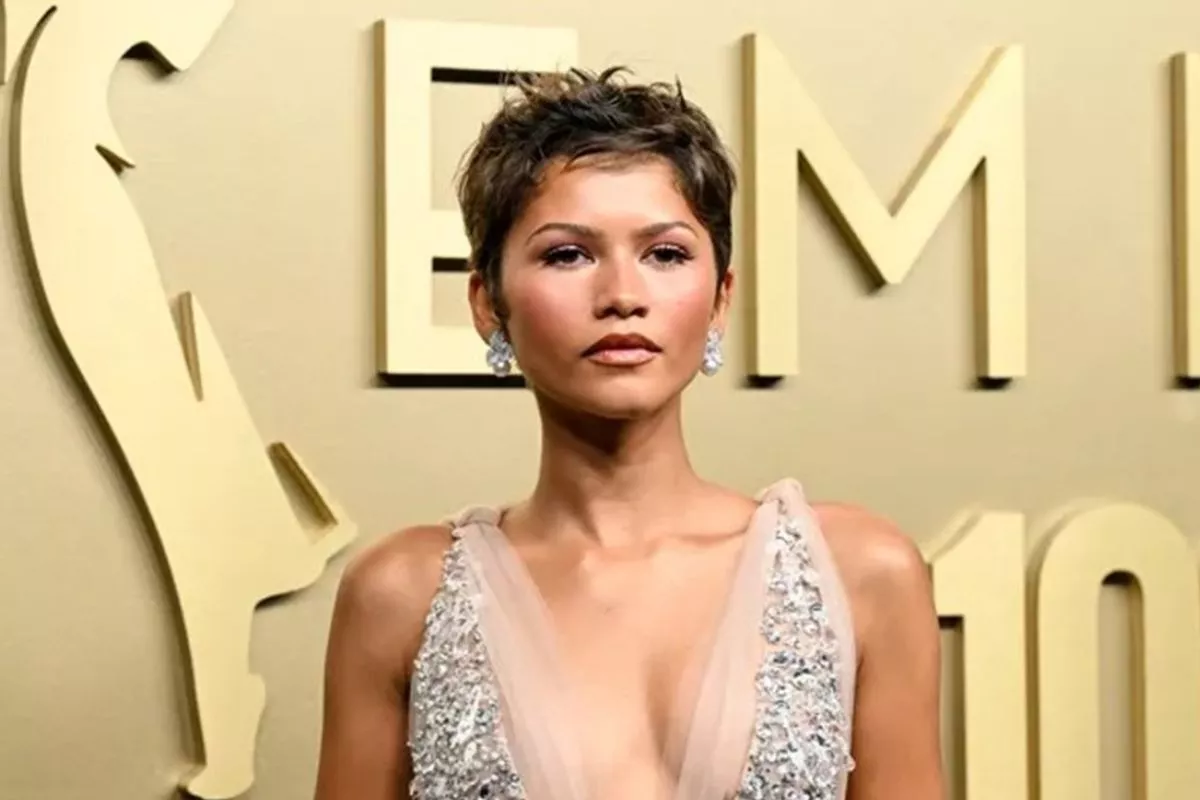 Tampil Glamor, Zendaya Usung Gaya Pixie Cut dan Gaun Kristal di Emmy 2026